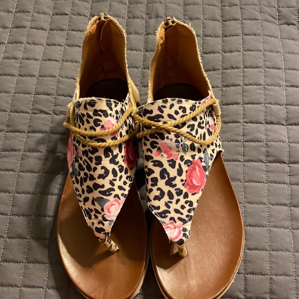 Sandals leopard and roses print